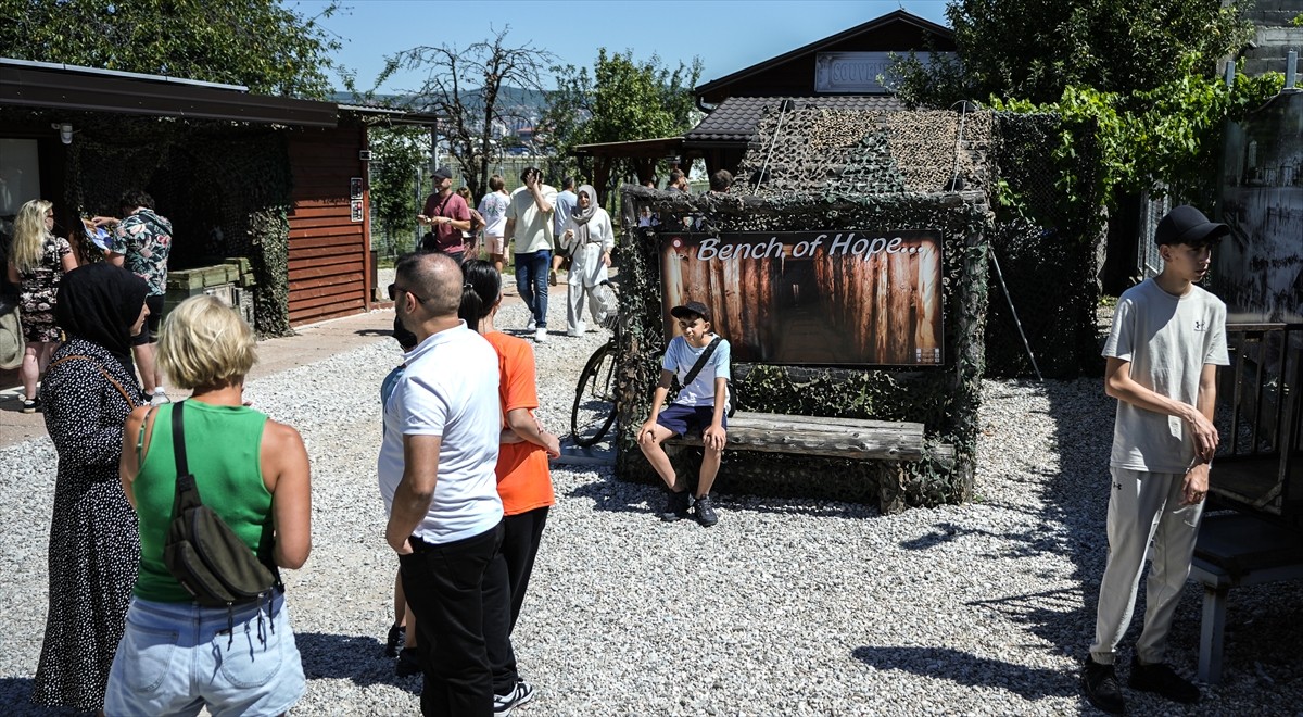 Bosna Hersek'te 1992-1995'teki savaşta kuşatma altında tutulan başkent Saraybosna'nın "dünyaya...