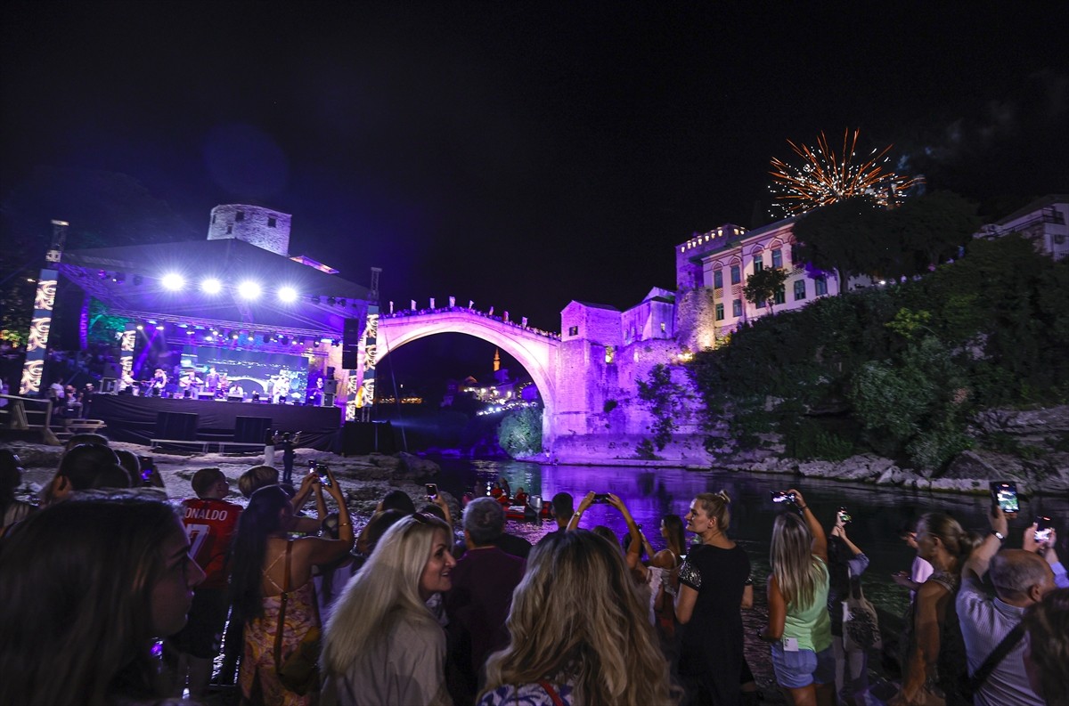 Bosna Hersek'teki Mostar Köprüsü'nün yeniden inşa edilmesinin 20'nci yılı dolayısıyla köprünün...