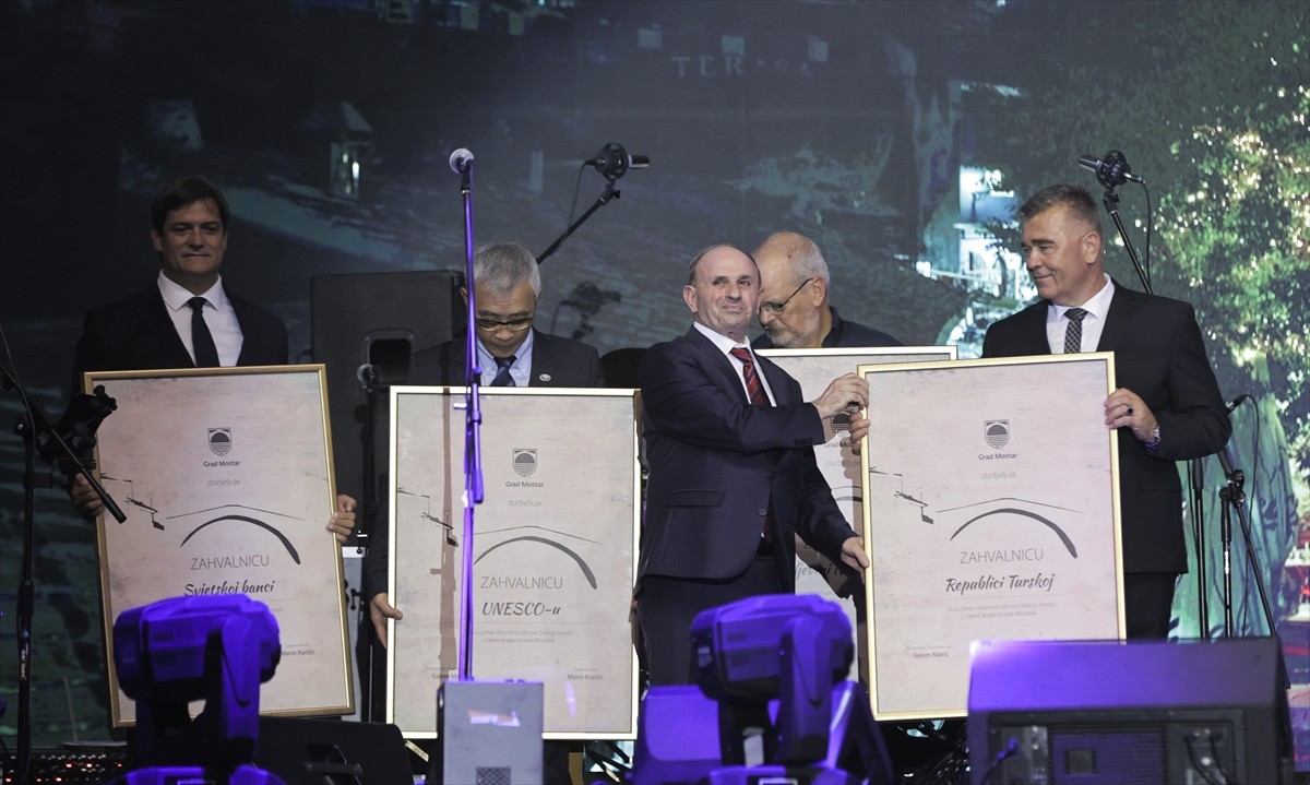 Bosna Hersek'teki Mostar Köprüsü'nün yeniden inşa edilmesinin 20'nci yılı dolayısıyla köprünün...