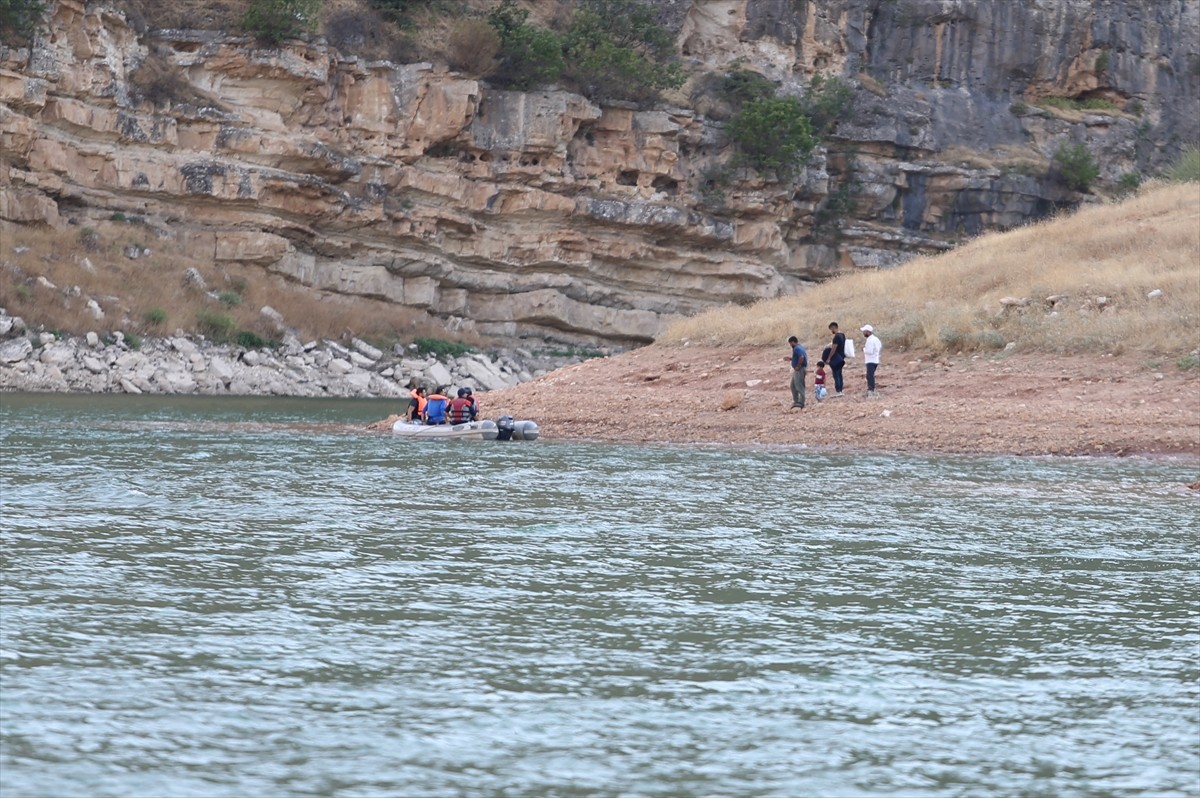 Bunaltıcı sıcakların yaşandığı yaz aylarında sulama kanalları, nehirler ve göletlerde yaşanan...