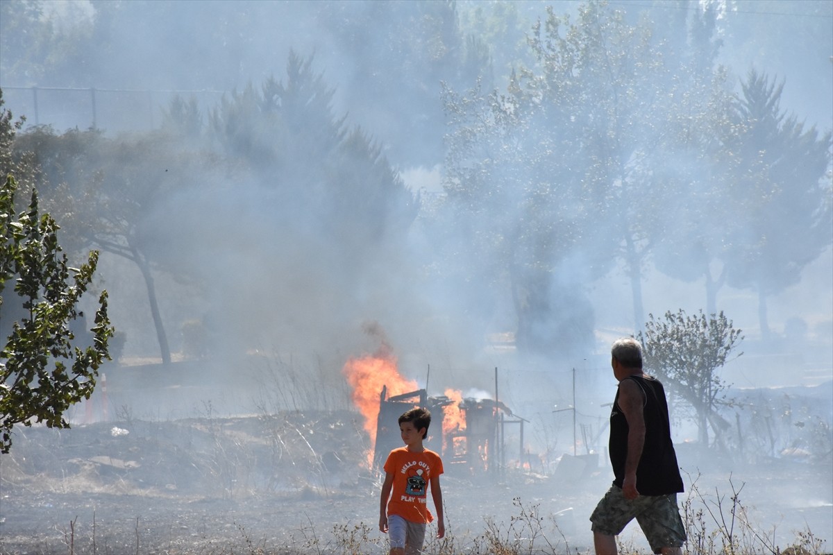 Bursa'nın Nilüfer ilçesinde yerleşim alanını tehdit eden anız yangını, ekiplerce kontrol altına...