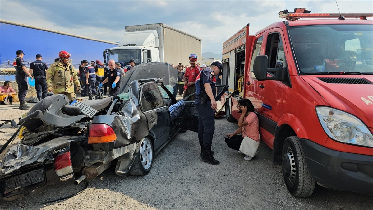 Bursa'nın Orhangazi ilçesinde sürücüsünün kontrolünden çıkıp park halindeki tırın altına giren...
