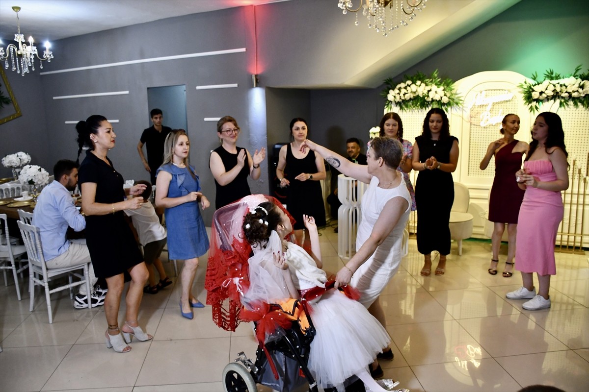 Bursa'nın Osmangazi ilçesinde yaşayan serebral palsi (beyin felci) hastası 22 yaşındaki Kader...