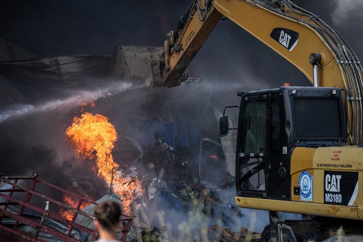 Bursa'nın Yıldırım ilçesinde, kağıt fabrikası ve geri dönüşüm tesisinde çıkarak çevredeki...