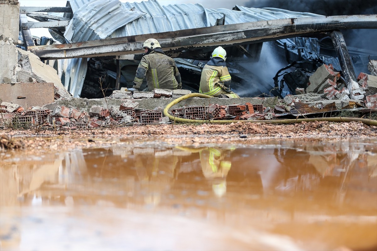 Bursa'nın Yıldırım ilçesinde, kağıt fabrikası ve geri dönüşüm tesisinde çıkarak çevredeki...