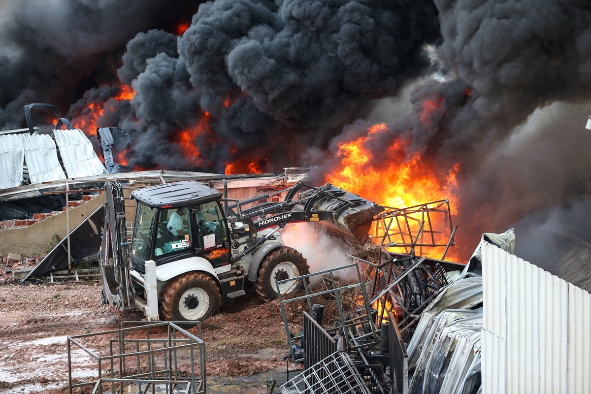 Bursa'nın Yıldırım ilçesinde, kağıt fabrikası ve geri dönüşüm tesisinde çıkarak çevredeki...