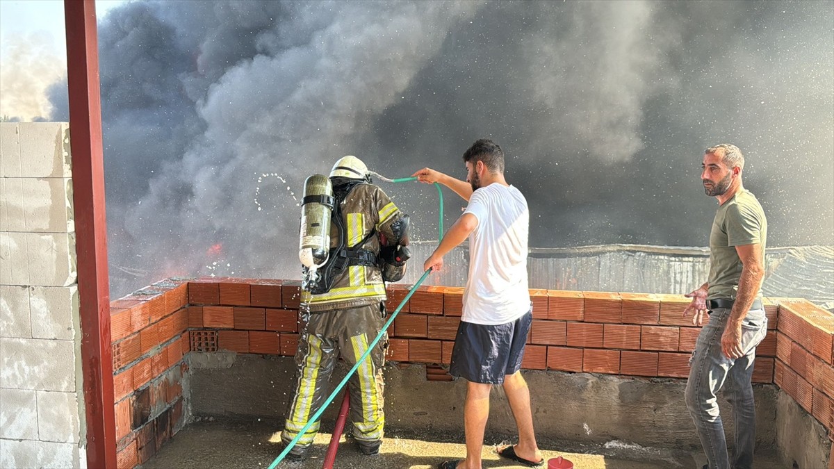 Bursa'nın Yıldırım ilçesinde, kağıt fabrikası ve geri dönüşüm tesisinde çıkarak çevredeki...
