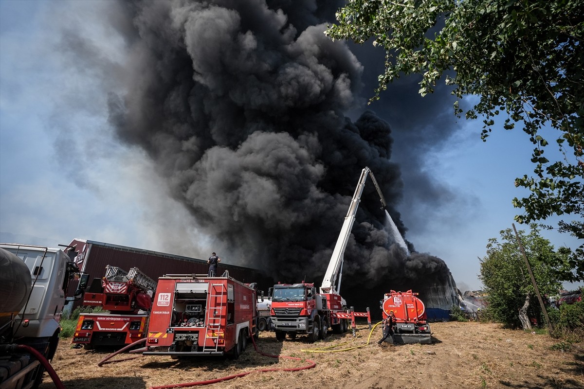 Bursa'nın Yıldırım ilçesinde, kağıt fabrikası ve geri dönüşüm tesisinde çıkarak çevredeki...