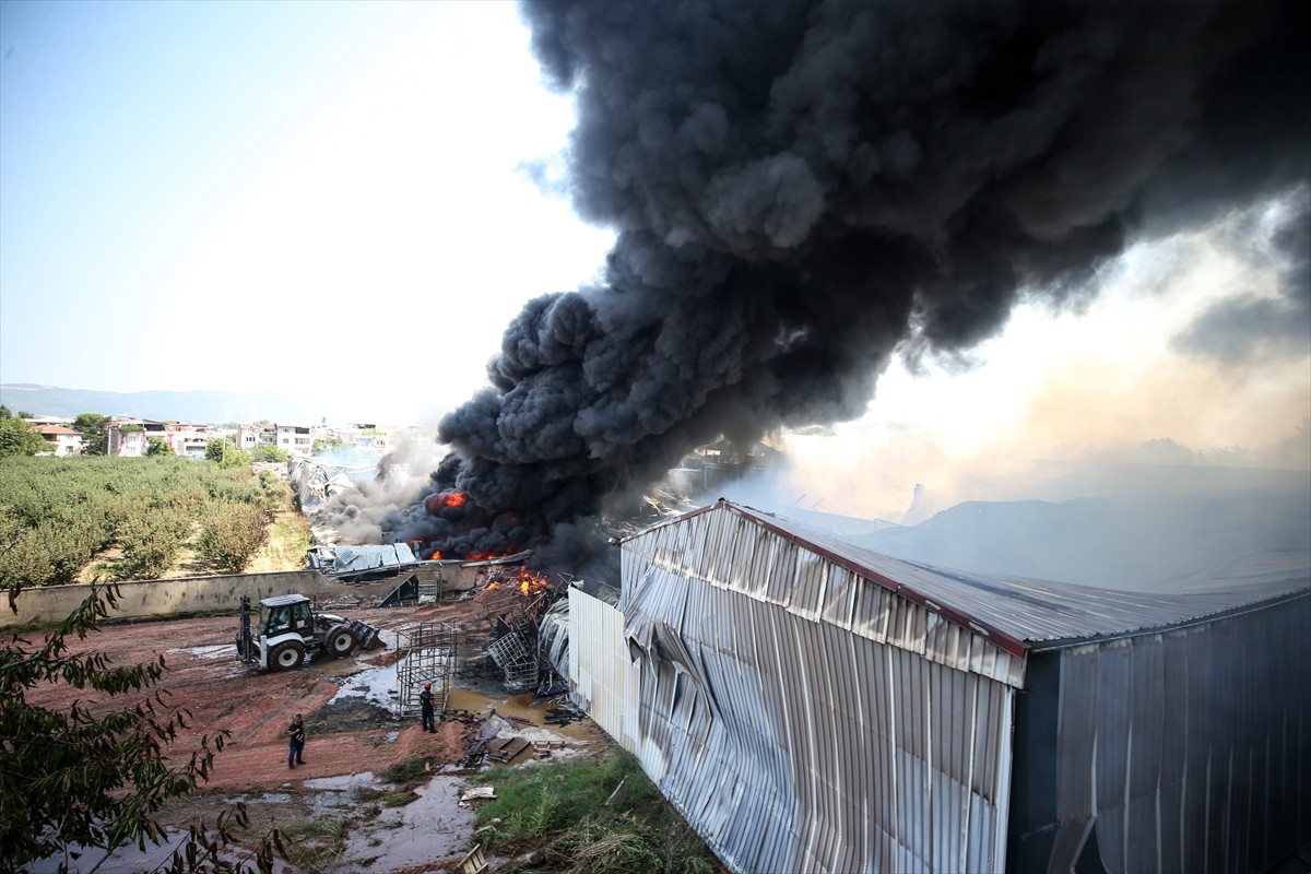 Bursa'nın Yıldırım ilçesinde, kağıt fabrikası ve geri dönüşüm tesisinde çıkarak çevredeki...