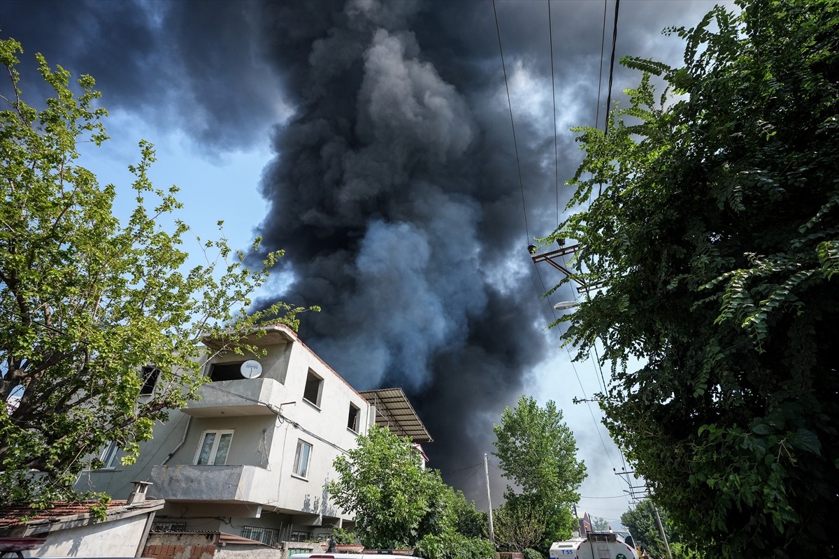 Bursa'nın Yıldırım ilçesinde, kağıt fabrikası ve geri dönüşüm tesisinde çıkarak çevredeki...