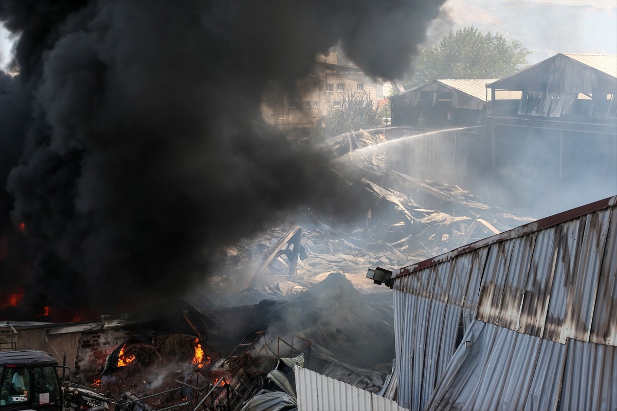 Bursa'nın Yıldırım ilçesinde, kağıt fabrikası ve geri dönüşüm tesisinde çıkarak çevredeki...