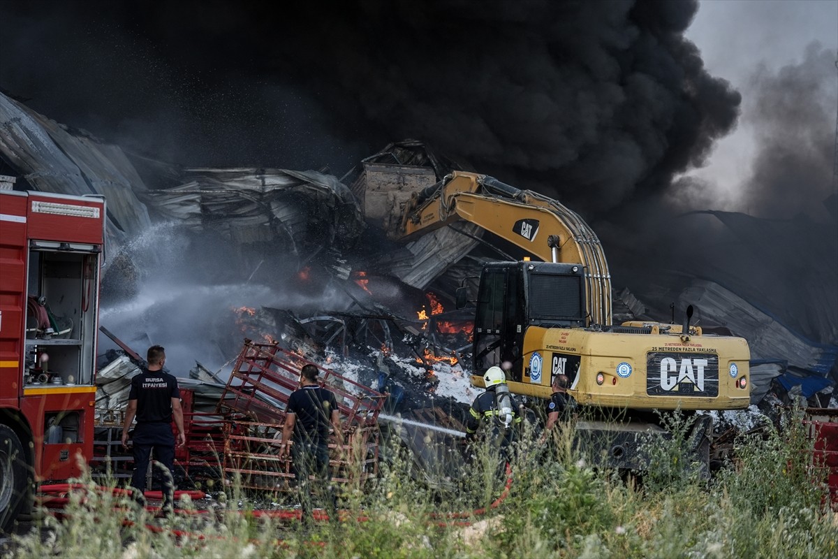 Bursa'nın Yıldırım ilçesinde, kağıt fabrikası ve geri dönüşüm tesisinde çıkarak çevredeki...