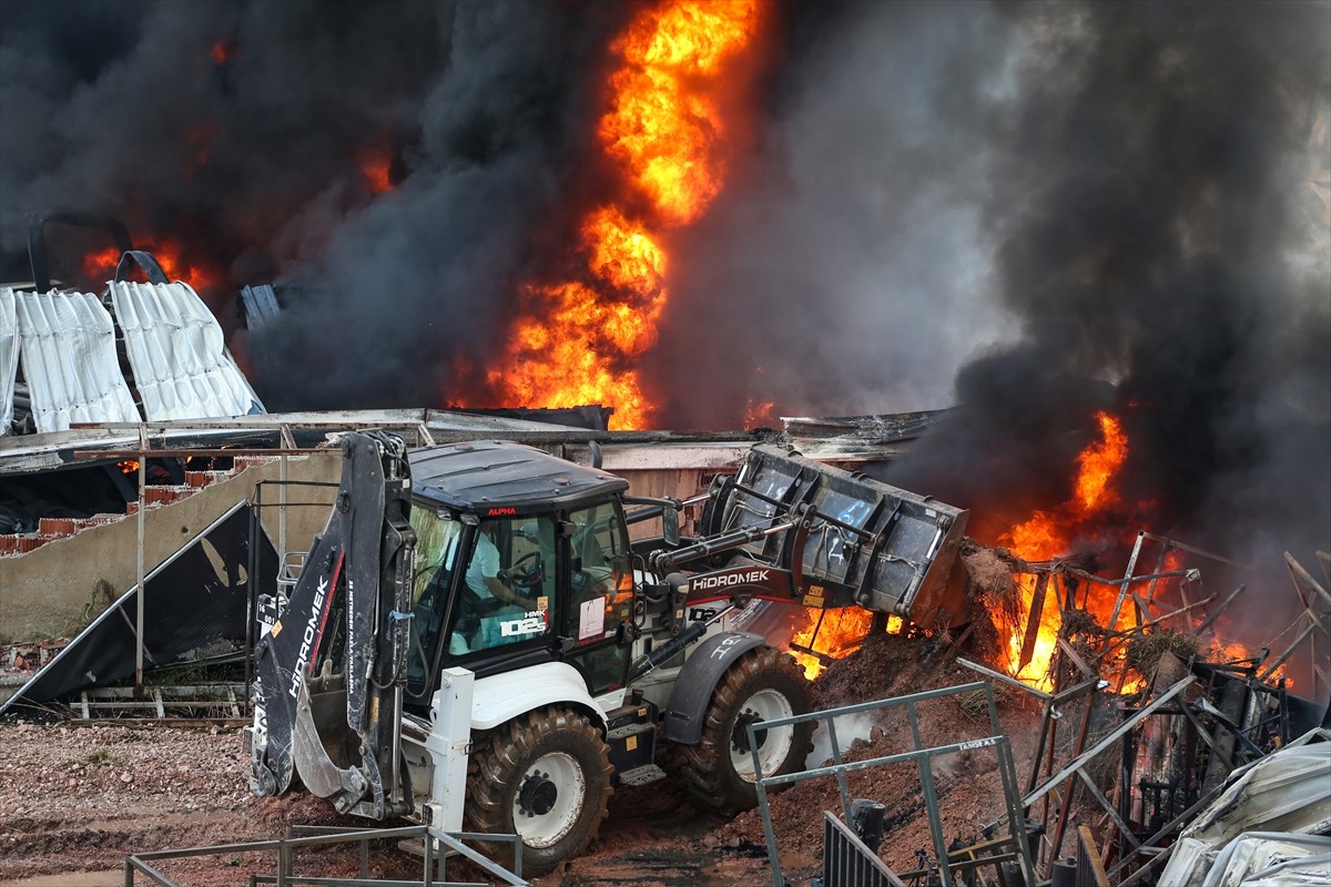 Bursa'nın Yıldırım ilçesinde, kağıt fabrikası ve geri dönüşüm tesisinde çıkarak çevredeki...