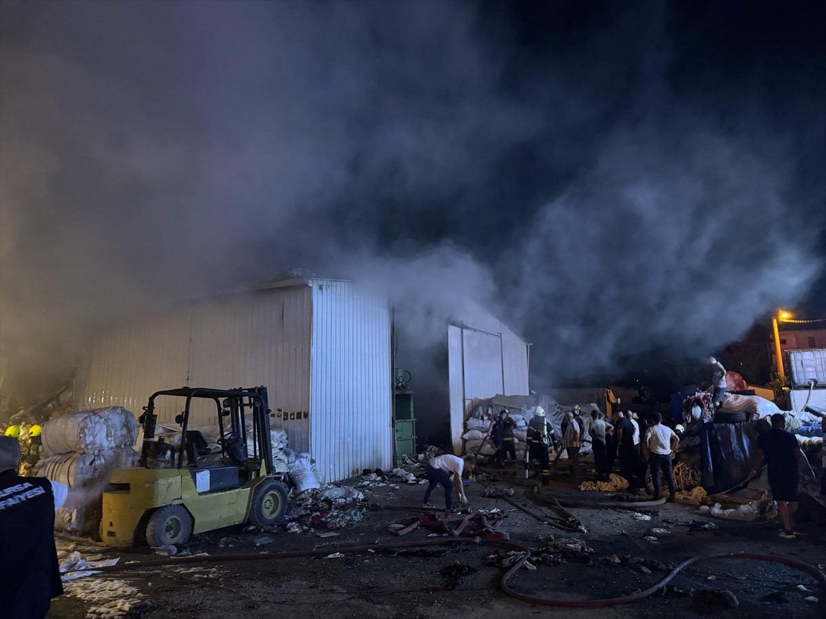 Bursa'nın Yıldırım ilçesinde, kumaş geri dönüşümü yapan tesiste çıkan yangına müdahale...