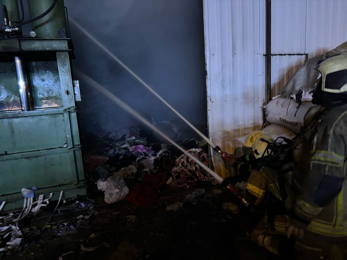 Bursa'nın Yıldırım ilçesinde, kumaş geri dönüşümü yapan tesiste çıkan yangına müdahale...