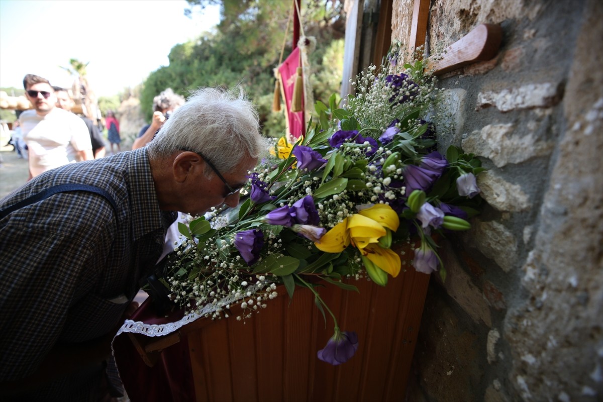 Çanakkale'nin Bozcaada ilçesinde Rumlar, Aya Paraskevi Günü dolayısıyla Ayazma Manastırı'nda...