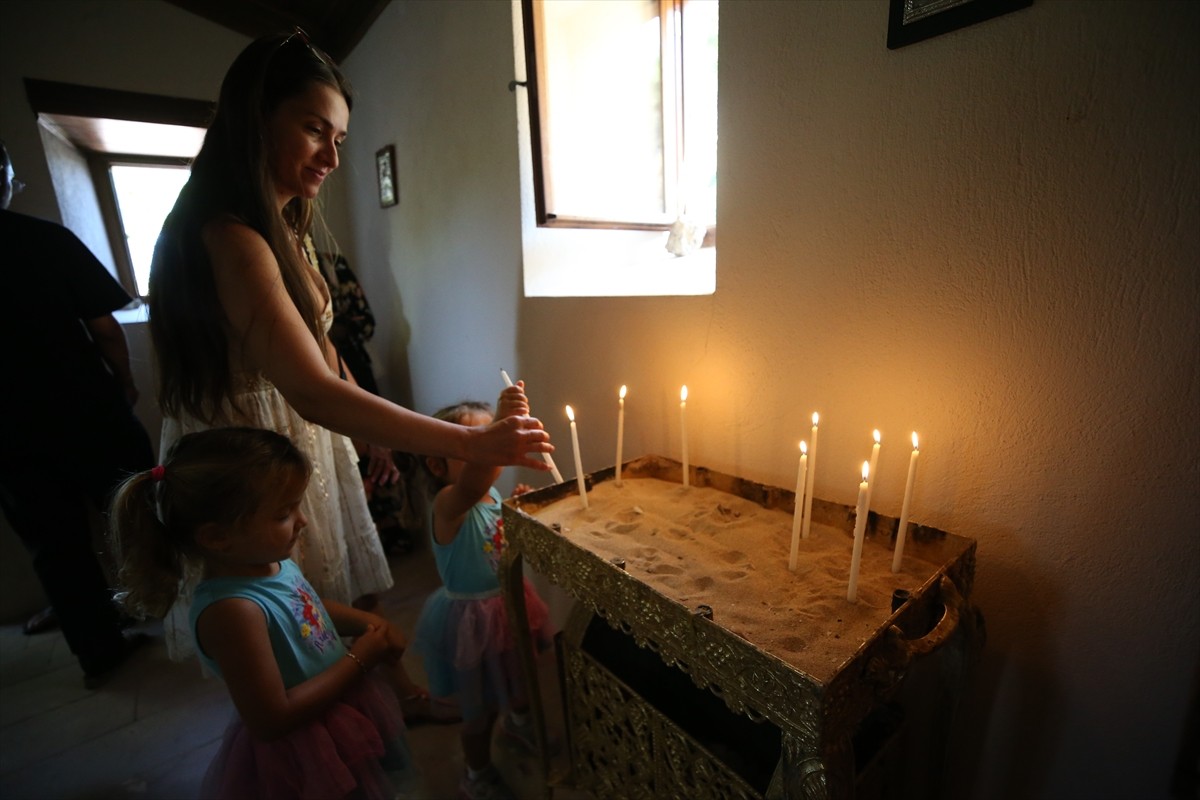 Çanakkale'nin Bozcaada ilçesinde Rumlar, Aya Paraskevi Günü dolayısıyla Ayazma Manastırı'nda...