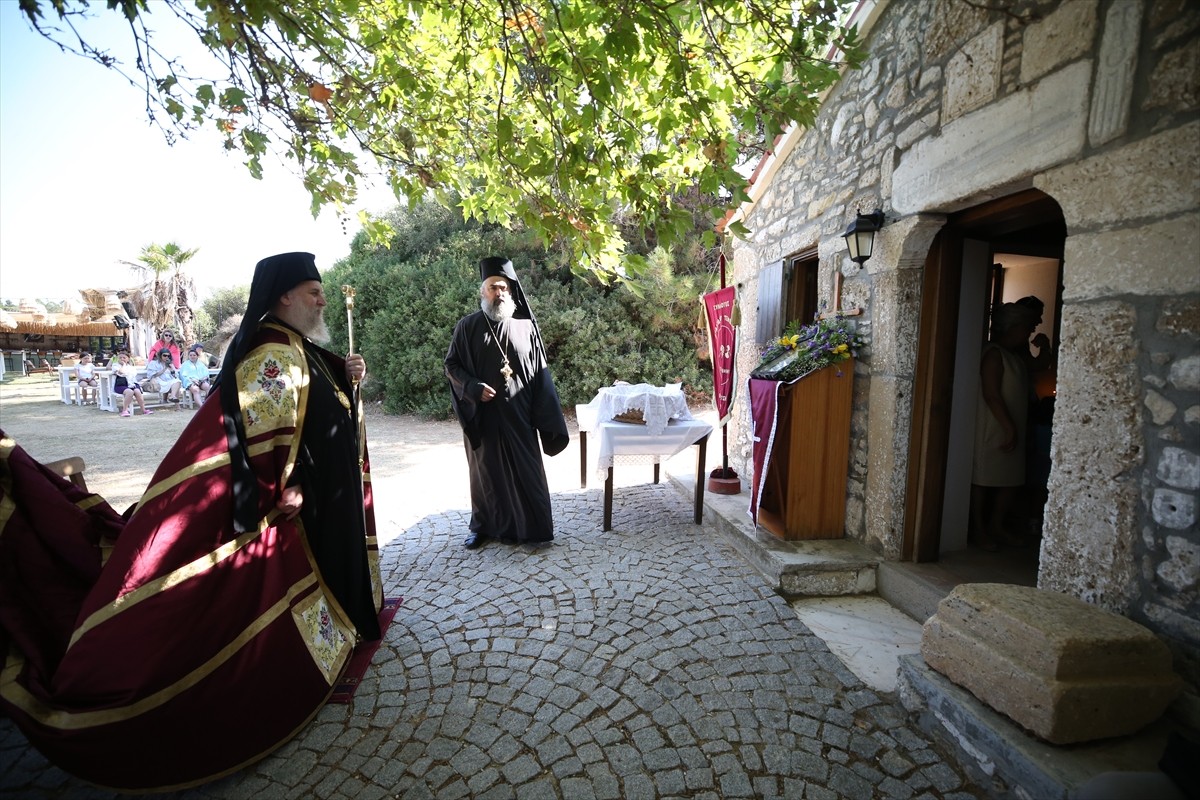 Çanakkale'nin Bozcaada ilçesinde Rumlar, Aya Paraskevi Günü dolayısıyla Ayazma Manastırı'nda...