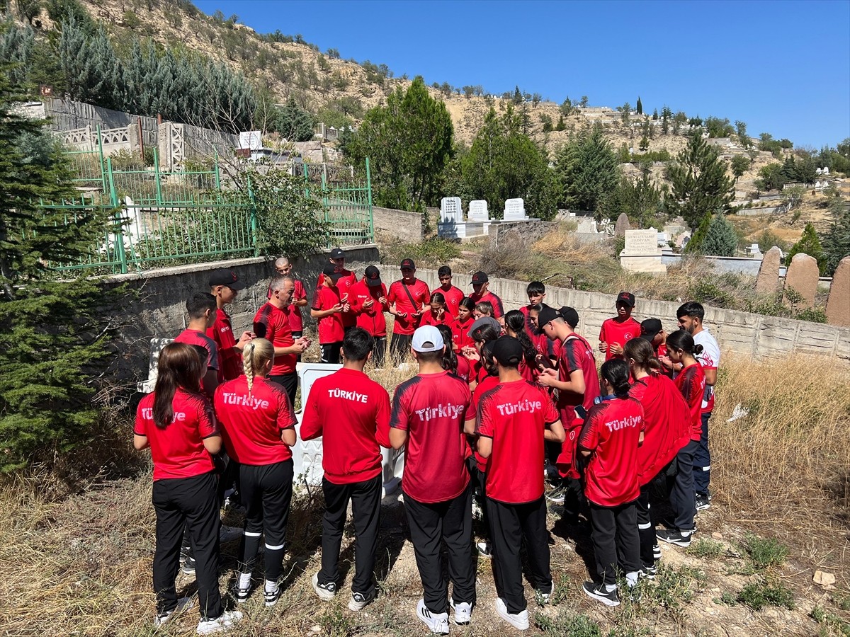 Çankırı'da kamp yapan Üst Minik Erkek ve Kadın Boks Milli Takımı, 2020 yılında vefat eden boks...