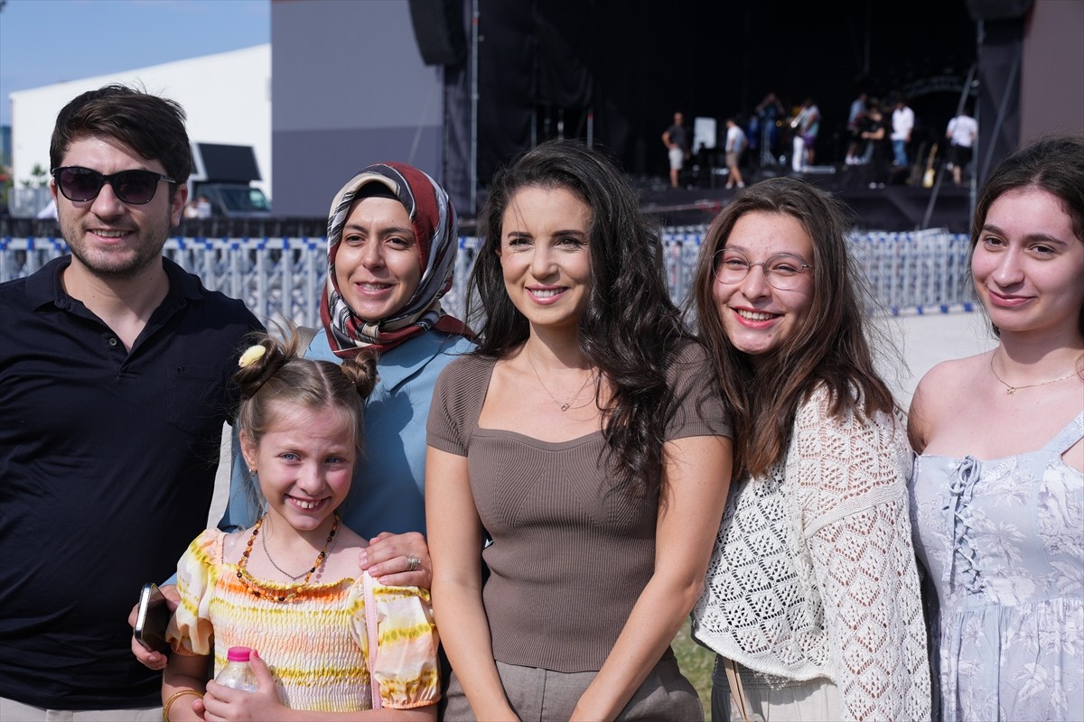 Caz, blues, pop, funk ve elektronik müziği modern tınılarla buluşturan piyanist, besteci, söz...