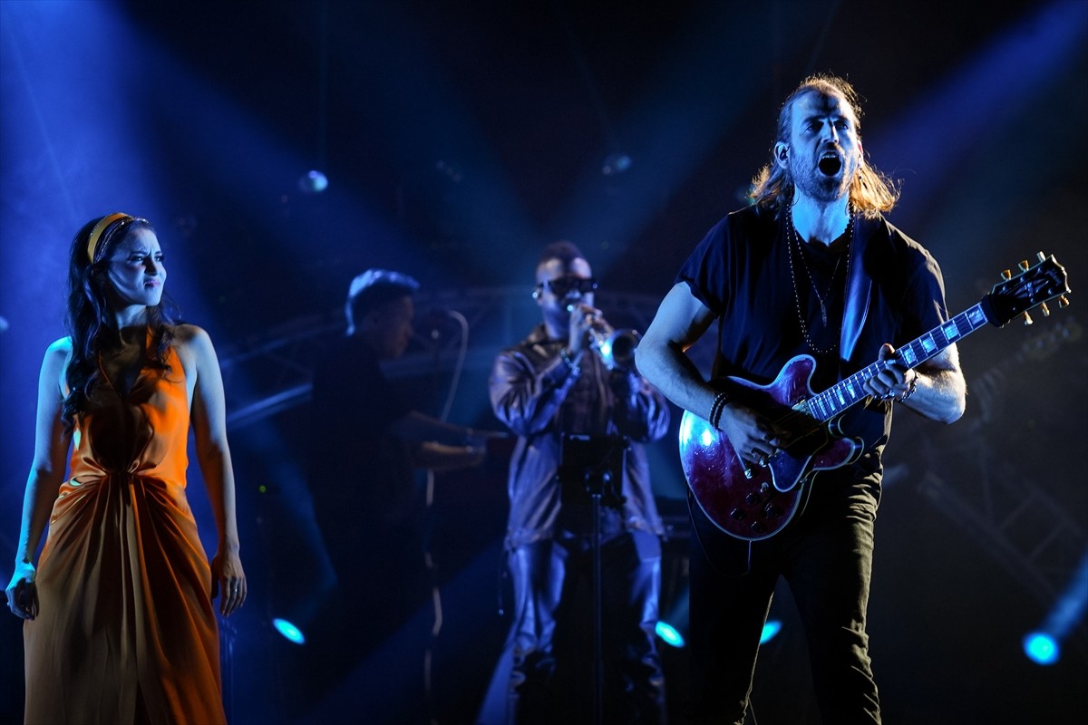 Caz, blues, pop, funk ve elektronik müziği modern tınılarla buluşturan piyanist, besteci, söz...