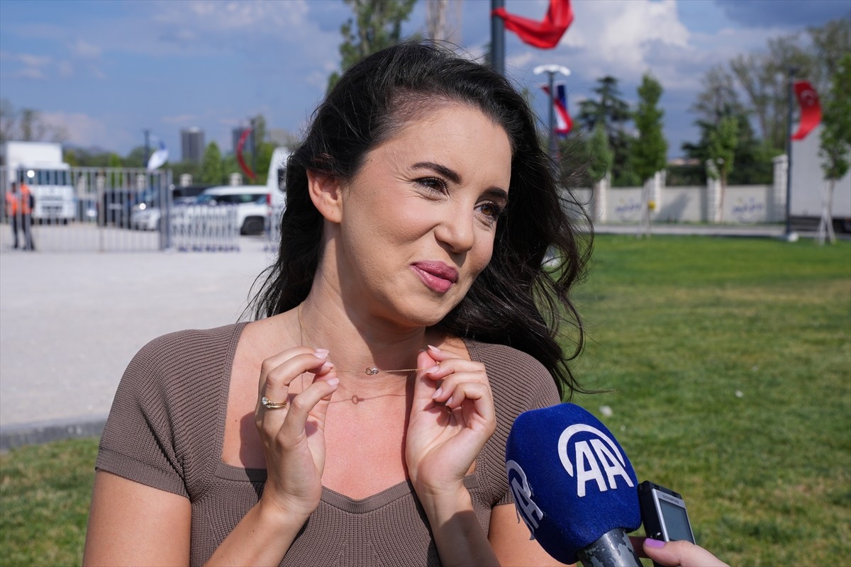 Caz, blues, pop, funk ve elektronik müziği modern tınılarla buluşturan piyanist, besteci, söz...