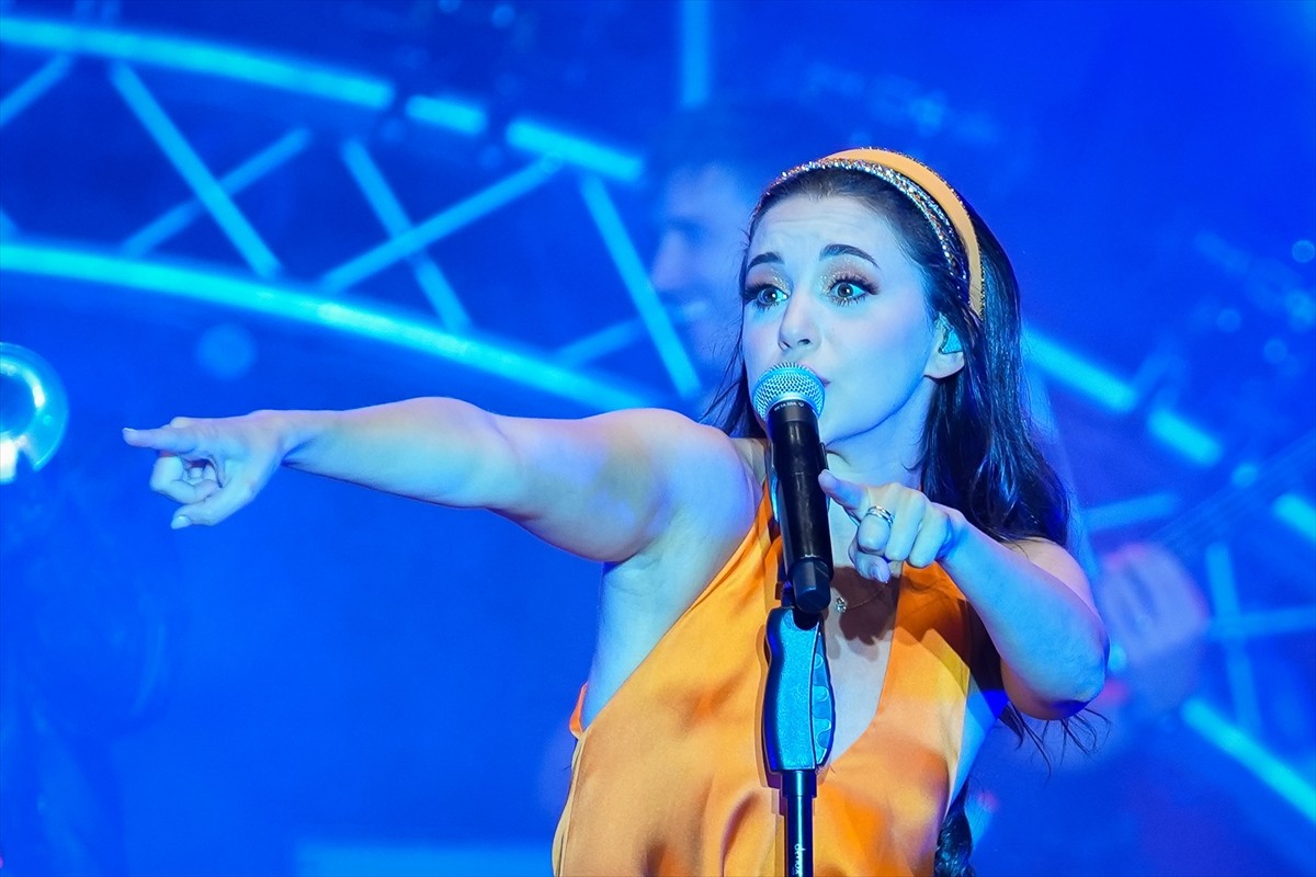 Caz, blues, pop, funk ve elektronik müziği modern tınılarla buluşturan piyanist, besteci, söz...