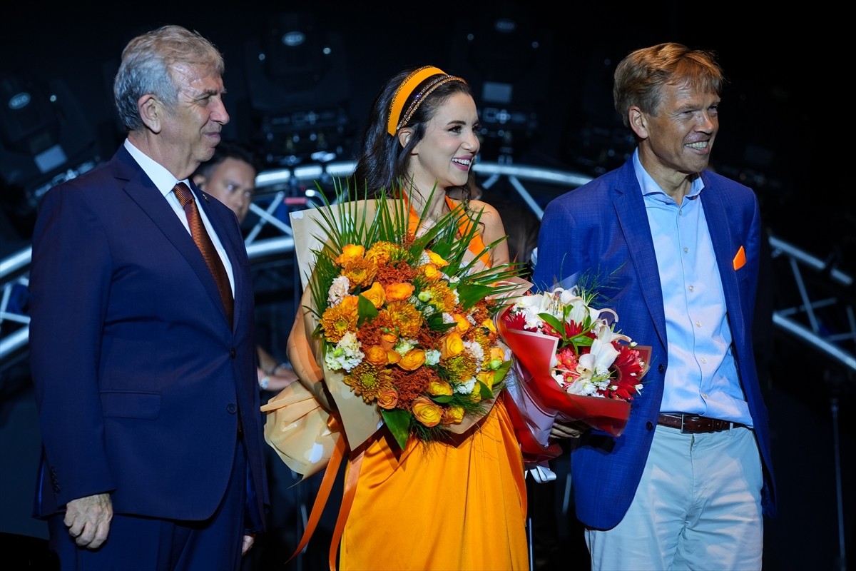 Caz, blues, pop, funk ve elektronik müziği modern tınılarla buluşturan piyanist, besteci, söz...