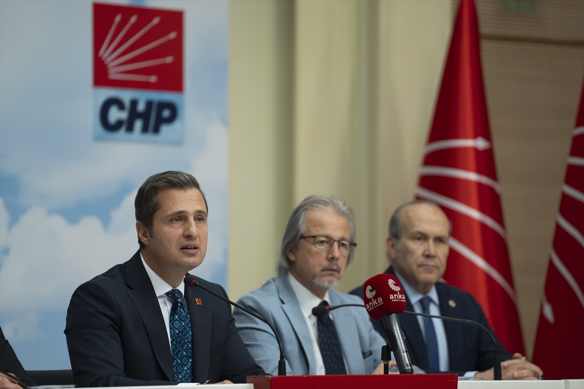 CHP Genel Başkan Yardımcısı ve Parti Sözcüsü Deniz Yücel (ortada), İstanbul Milletvekili Namık...
