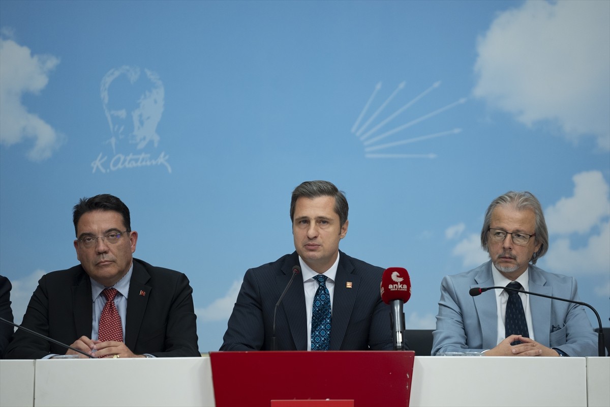 CHP Genel Başkan Yardımcısı ve Parti Sözcüsü Deniz Yücel (ortada), İstanbul Milletvekili Namık...