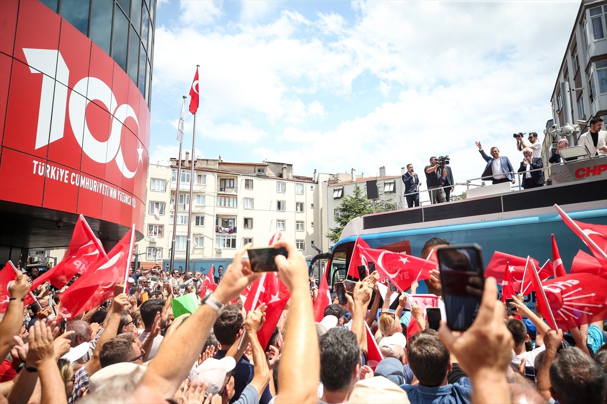 CHP Genel Başkanı Özgür Özel, Balıkesir Büyükşehir Belediyesi önünde vatandaşlara hitap...