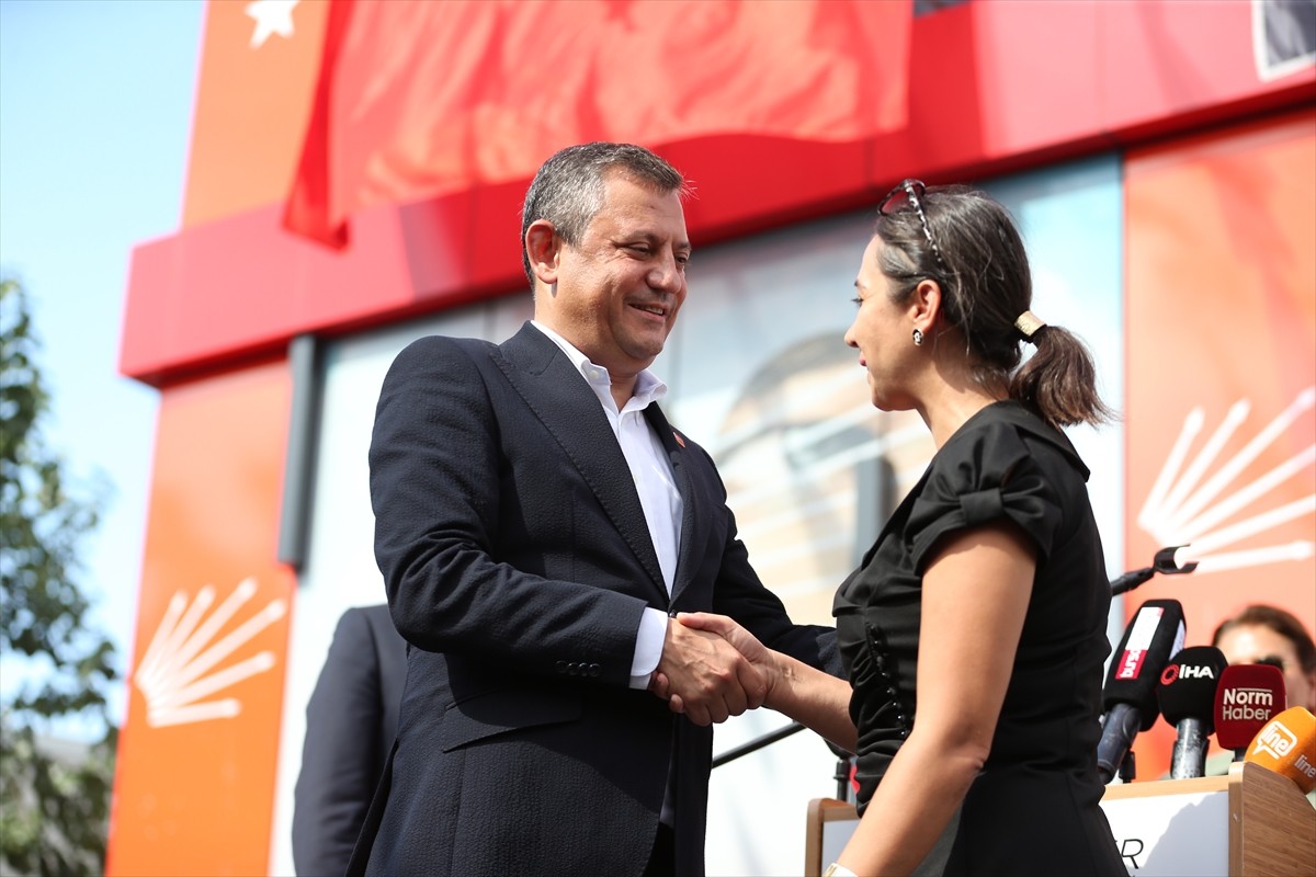 CHP Genel Başkanı Özgür Özel, Bursa'da Osmangazi Belediyesine ziyarette bulundu.