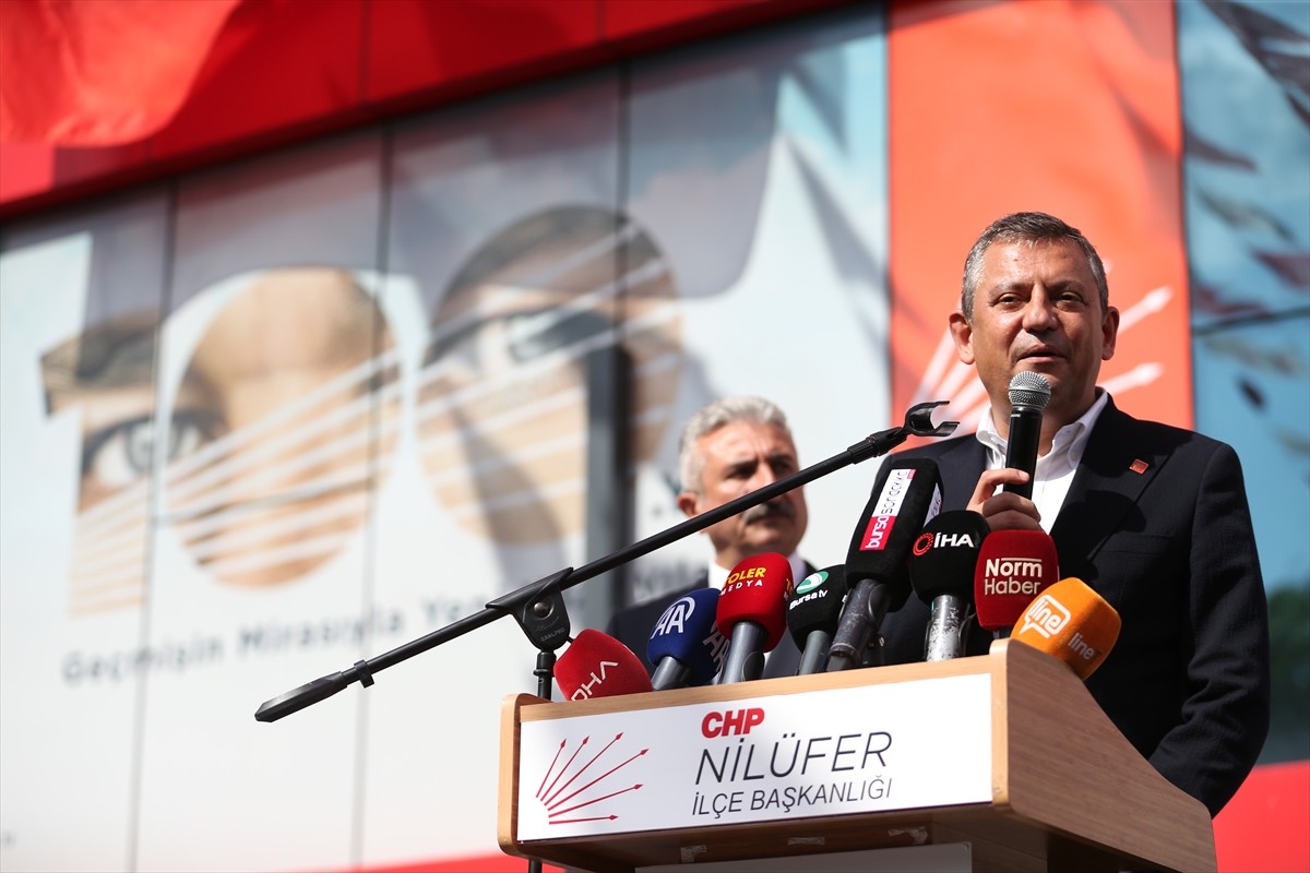 CHP Genel Başkanı Özgür Özel, Bursa'da Osmangazi Belediyesine ziyarette bulundu.