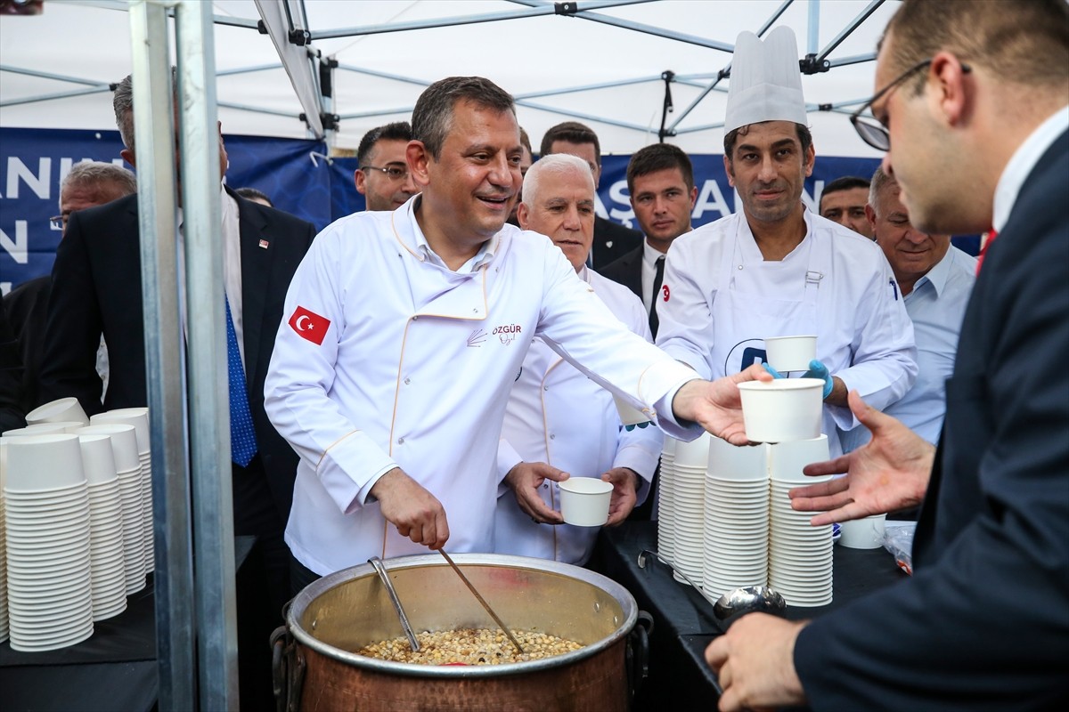 CHP Genel Başkanı Özgür Özel, Bursa Ulu Cami'de kıldığı cuma namazının ardından cami önünde...