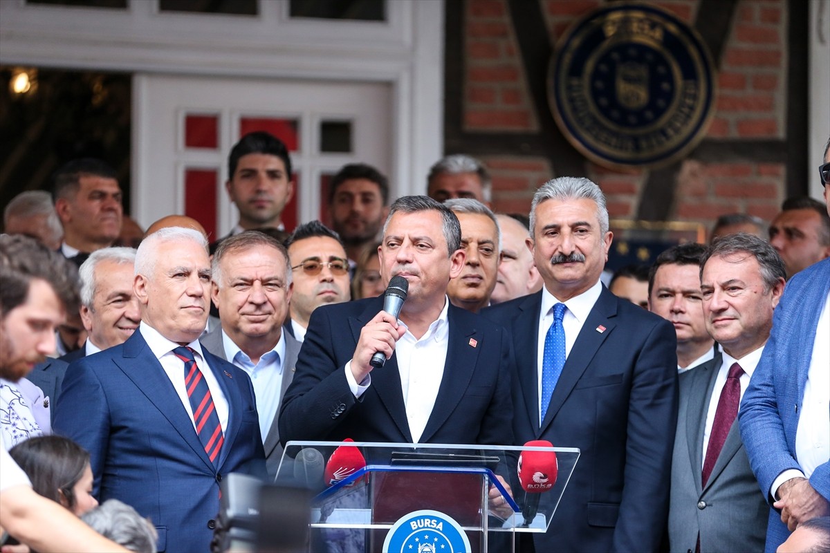 CHP Genel Başkanı Özgür Özel (ortada), CHP Bursa İl Başkanlığını ziyaretinde konuşma yaptı....