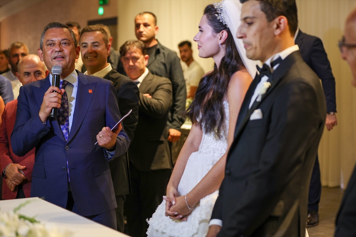 CHP Genel Başkanı Özgür Özel, partisinin Gençlik Kolları Genel Başkanı Gençosman Killik'in düğün...