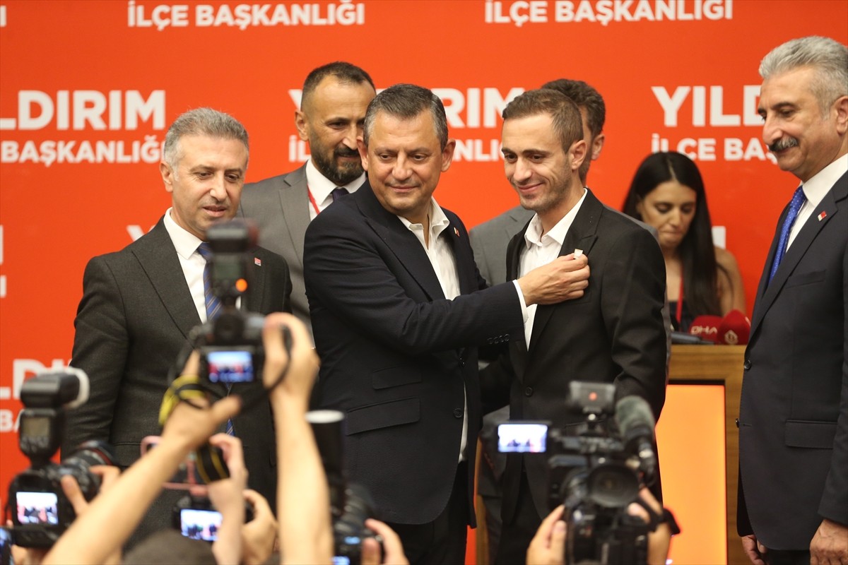 CHP Genel Başkanı Özgür Özel, partisinin Yıldırım İlçe Başkanlığının ev sahipliğinde Barış Manço...