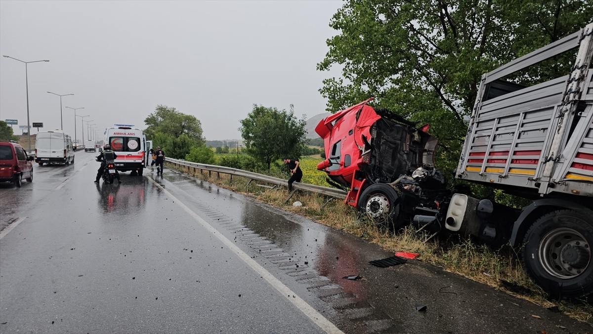 Çorum-Samsun kara yolunda peş peşe meydana gelen iki trafik kazasında 4 kişi yaralandı.