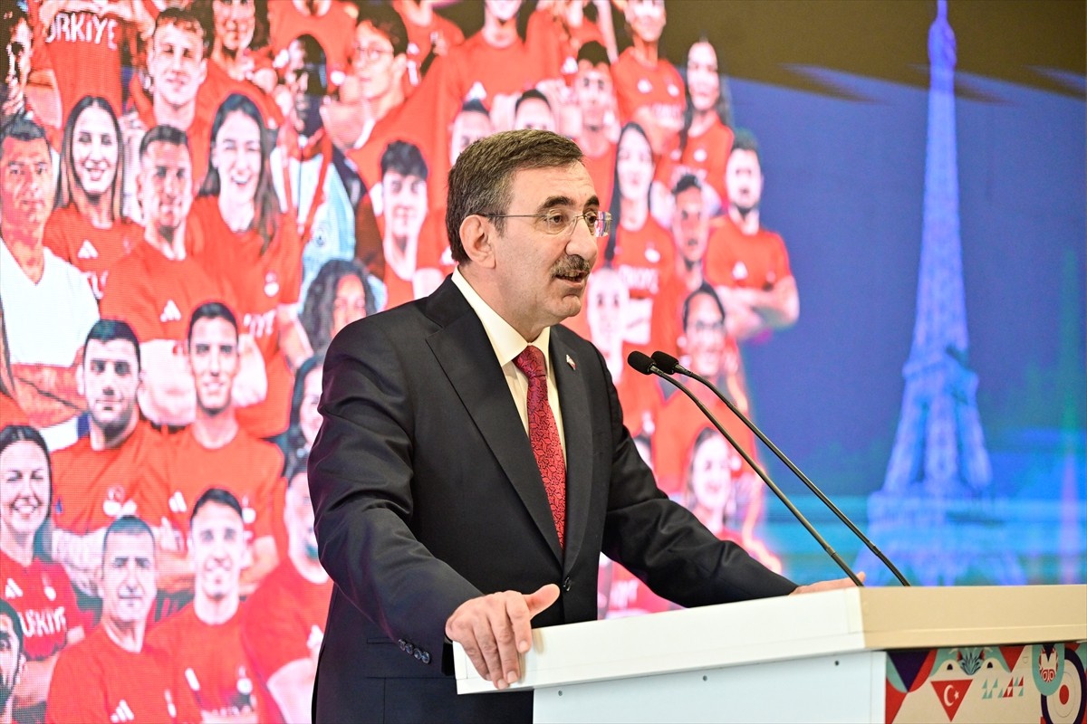 Cumhurbaşkanı Yardımcısı Cevdet Yılmaz, İstanbul Havalimanı VIP Salonu'nda gerçekleştirilen Paris...