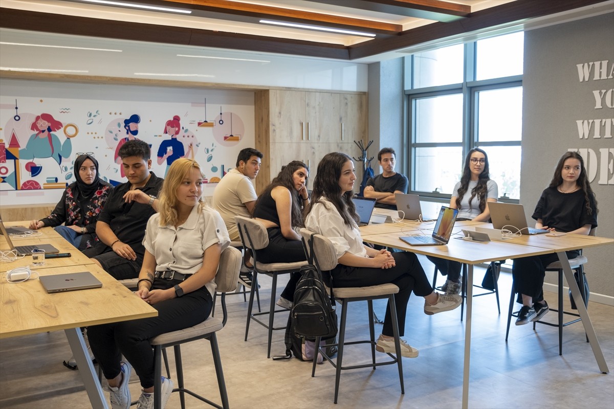 Cumhurbaşkanlığı Dijital Dönüşüm Ofisi koordinasyonunda Cumhurbaşkanlığı Millet Kütüphanesi'nde...