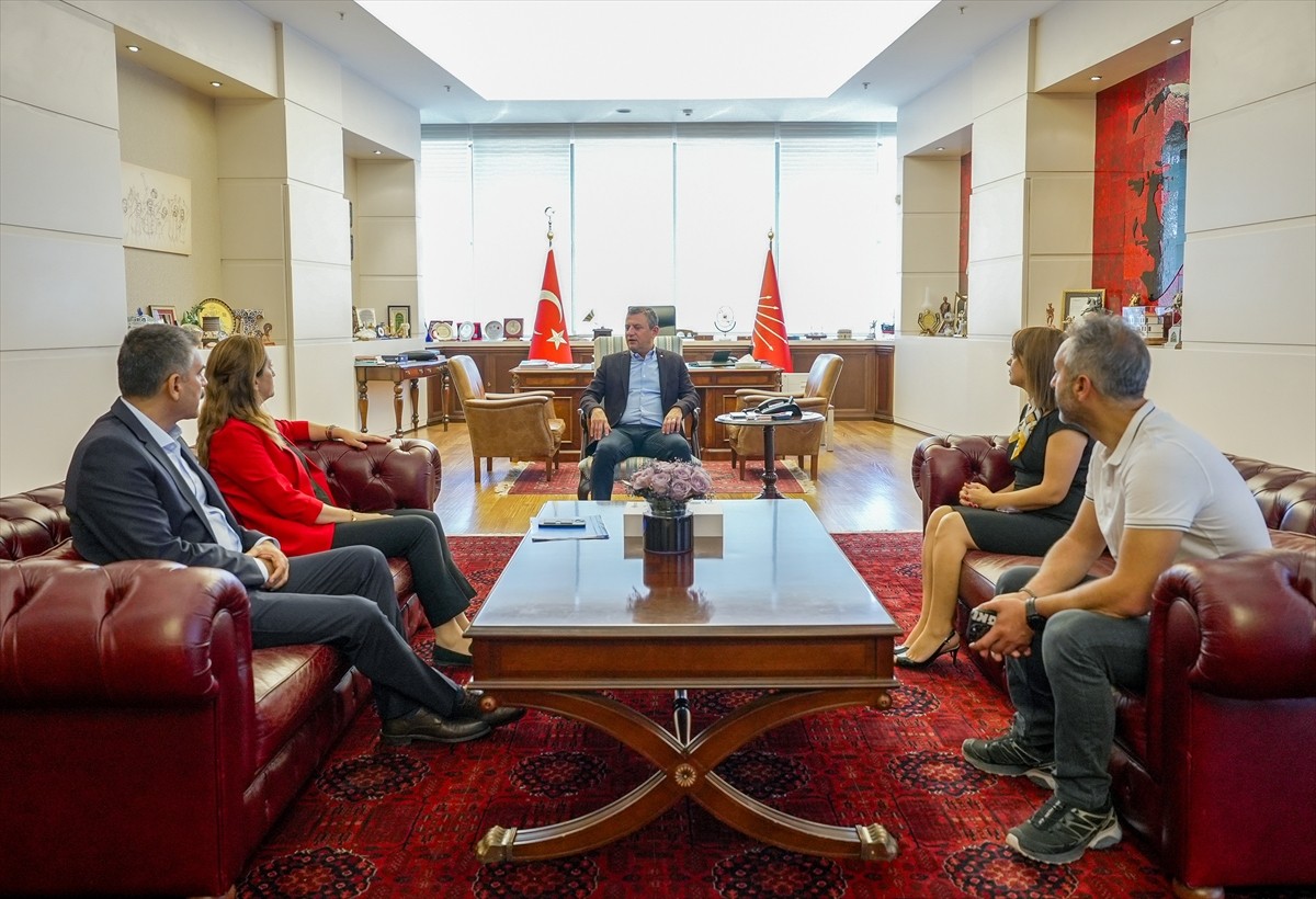 Cumhuriyet Halk Partisi (CHP) Genel Başkanı Özgür Özel, Devrimci İşçi Sendikaları Konfederasyonu...