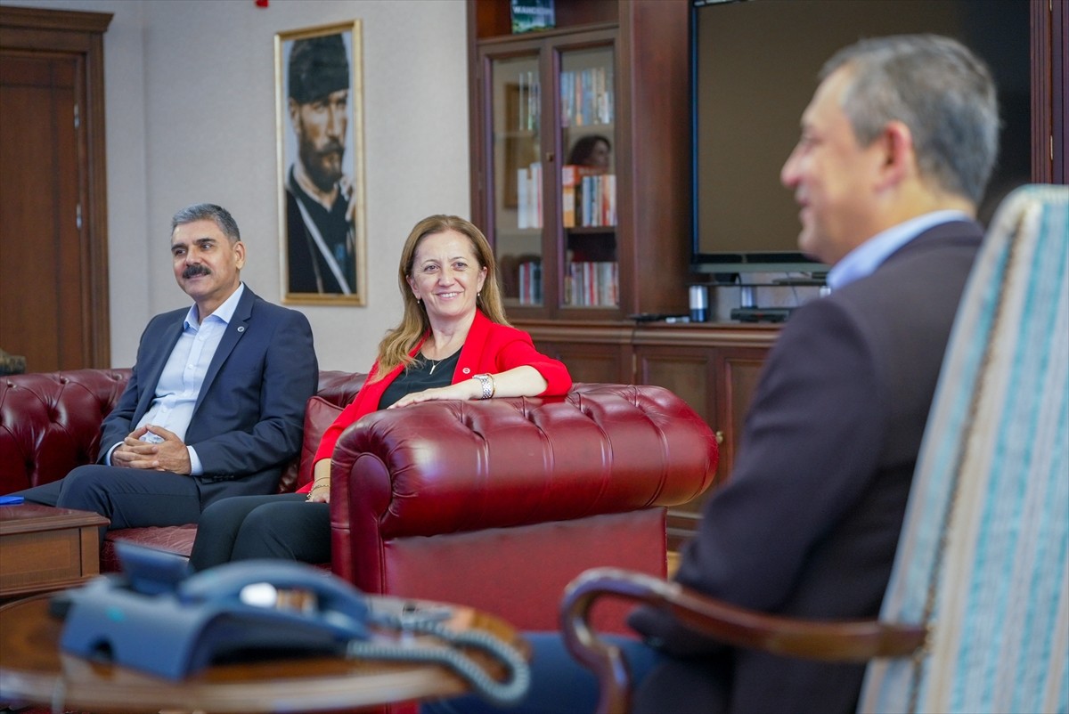 Cumhuriyet Halk Partisi (CHP) Genel Başkanı Özgür Özel, Devrimci İşçi Sendikaları Konfederasyonu...