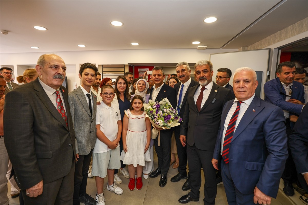 Cumhuriyet Halk Partisi (CHP) Genel Başkanı Özgür Özel, partisinin Osmangazi İlçe Başkanlığını...