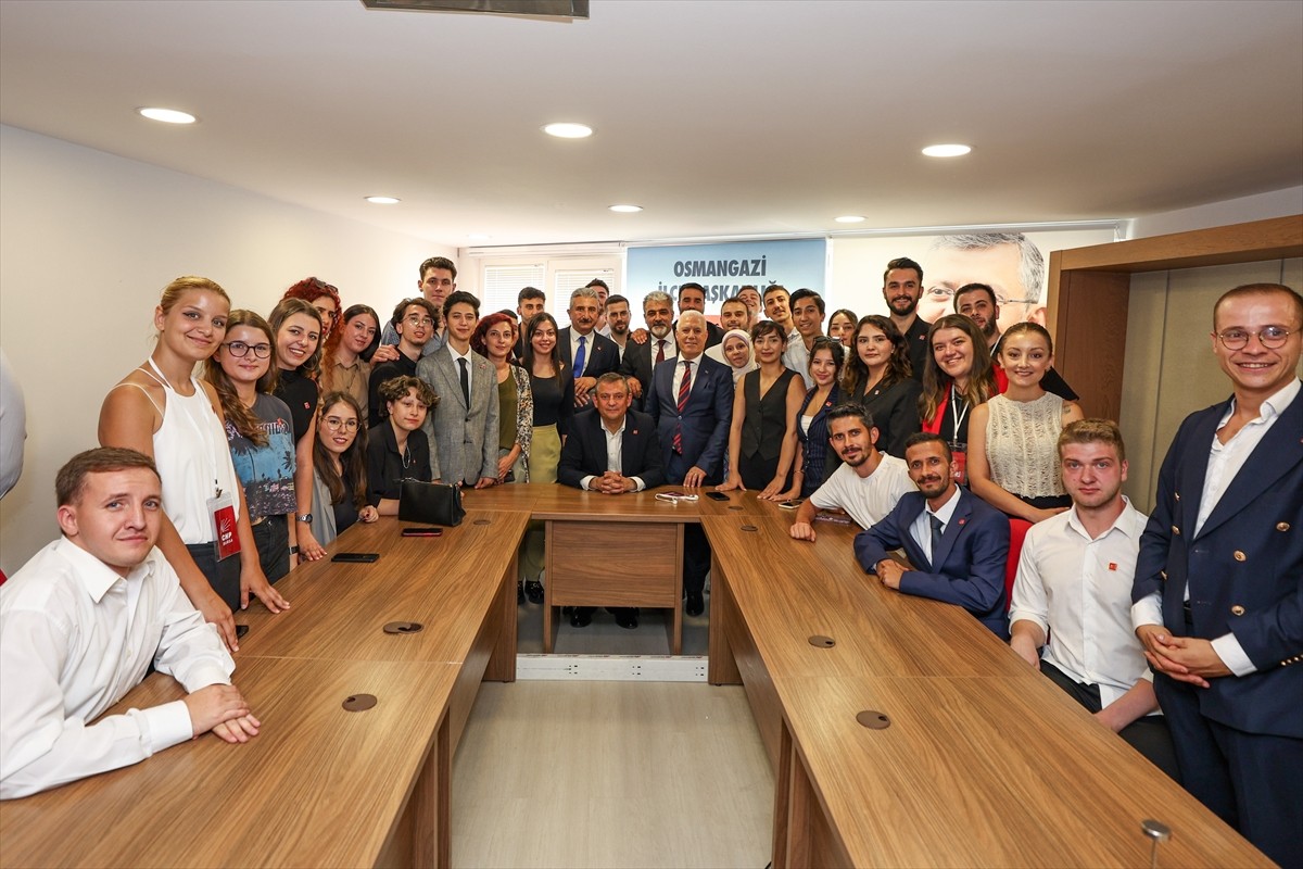 Cumhuriyet Halk Partisi (CHP) Genel Başkanı Özgür Özel, partisinin Osmangazi İlçe Başkanlığını...