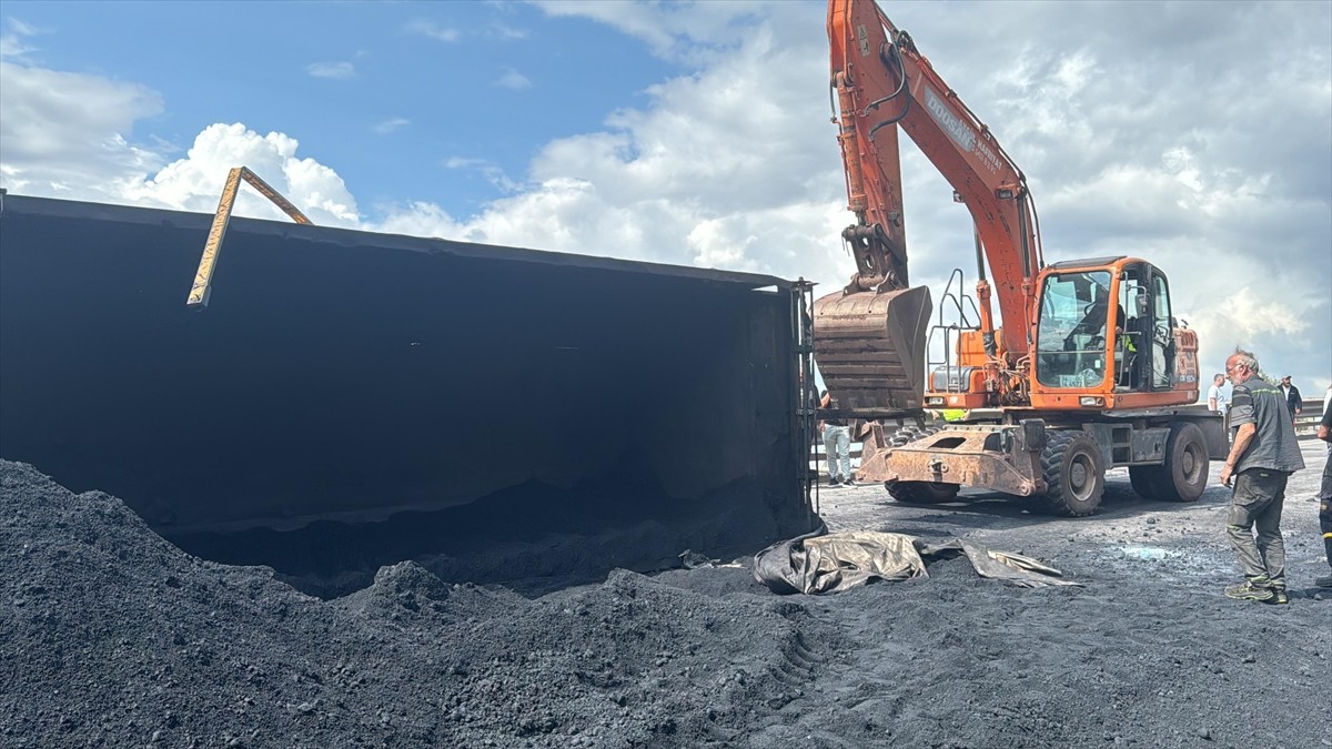 D-100 kara yolunun Kocaeli kesiminde kömür yüklü tırın devrilmesi nedeniyle İstanbul istikametinde...