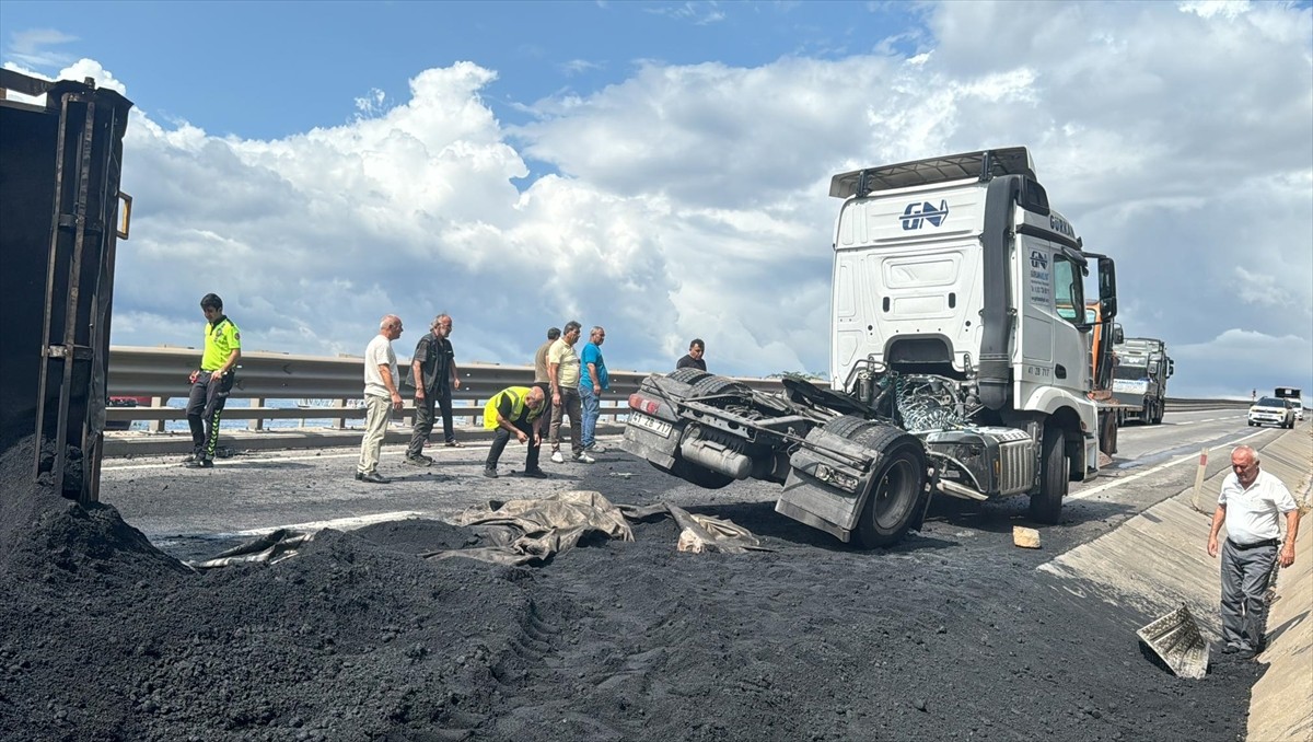 D-100 kara yolunun Kocaeli kesiminde kömür yüklü tırın devrilmesi nedeniyle İstanbul istikametinde...