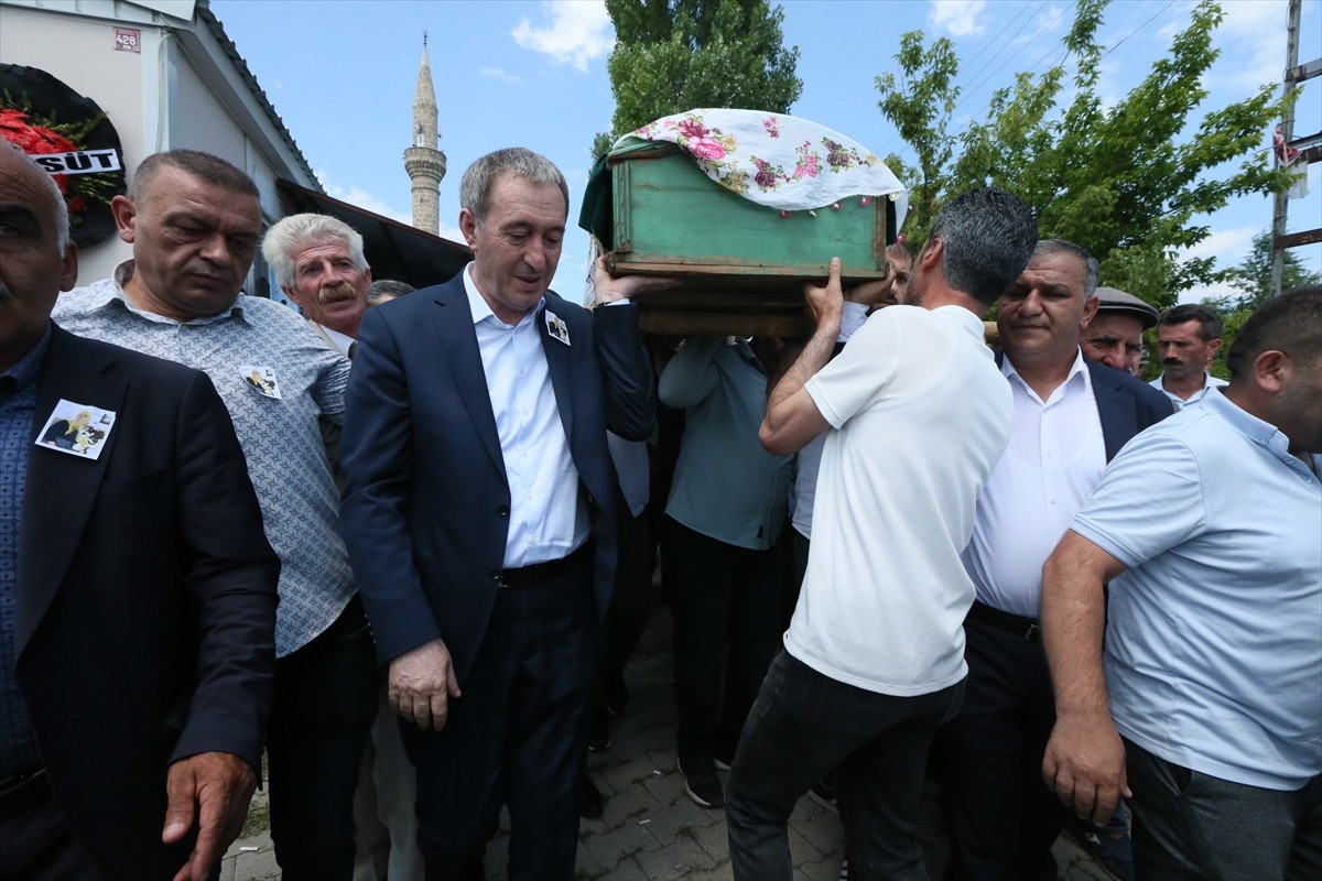 DEM Parti Eş Genel Başkanı Tuncer Bakırhan'ın (sağ 2) annesi İpek Bakırhan, son yolculuğuna...