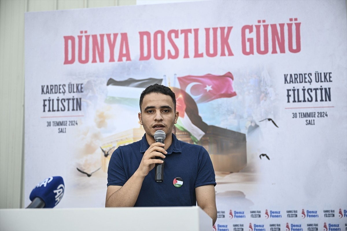 Deniz Feneri Derneği üyeleri, 30 Temmuz Dünya Dostluk Günü kapsamında, Türkiye'de eğitim gören...
