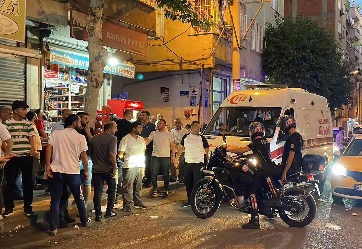 Diyarbakır'ın merkez Bağlar ilçesinde iki grup arasında çıkan silahlı kavgada yaralanan 3 kişi...