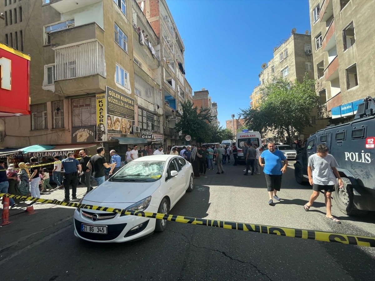 Diyarbakır'ın merkez Yenişehir ilçesinde iki aile arasında çıkan silahlı ve bıçaklı kavgada 1'i...